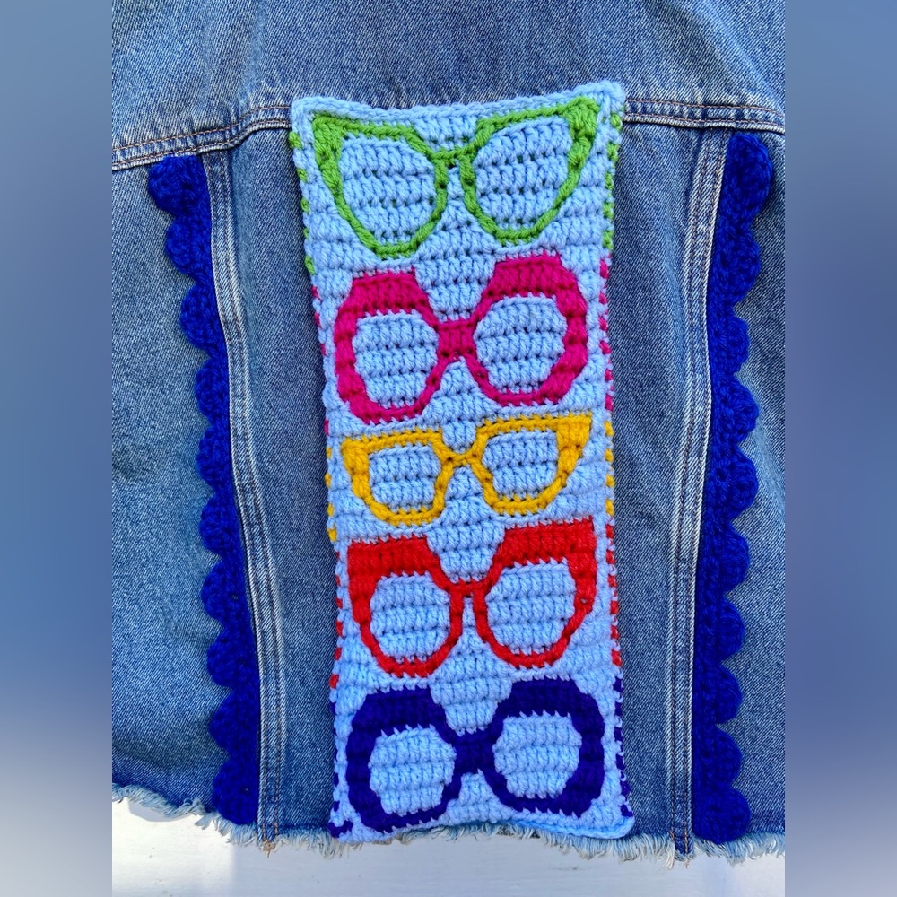 Jean Jacket with hand-crocheted retro glasses patch - Picture 6 of 10